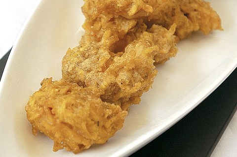 Camarones apanados con plátano y vinagreta picosa de cilantro