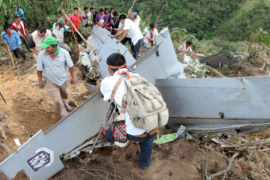 En julio, los nasa desarmaron   un avión de la Fac que cayó en Cauca.  / David Schwarz-Cromos