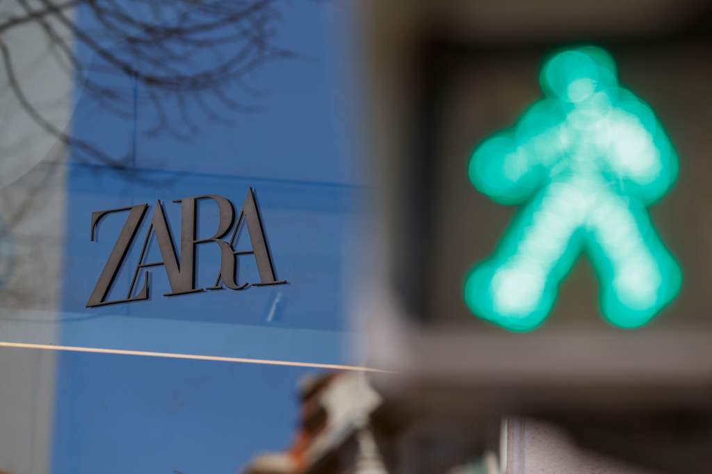 BILBAO, 13/03/2024.- Un tienda de Zara, firma que aporta el 72% del negocio al grupo Inditex, fotografiada este miércoles en Bilbao. Inditex cerró su ejercicio fiscal de 2023, el segundo con Marta Ortega al frente del grupo textil, como el mejor año de su historia por segunda vez consecutiva, superando por primera vez los 5.000 millones de euros de beneficio y rozando los 36.000 millones en ingresos. EFE/Luis Tejido