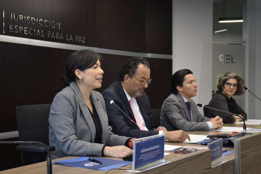 Las magistradas Rueda (izquierda) y Lemaitre (derecha) estarán a cargo de dos de los subcasos de la macroinvestigación por violencia sexual en la guerra. También acompañará el caso el magistrado Óscar Parra (centro derecha).