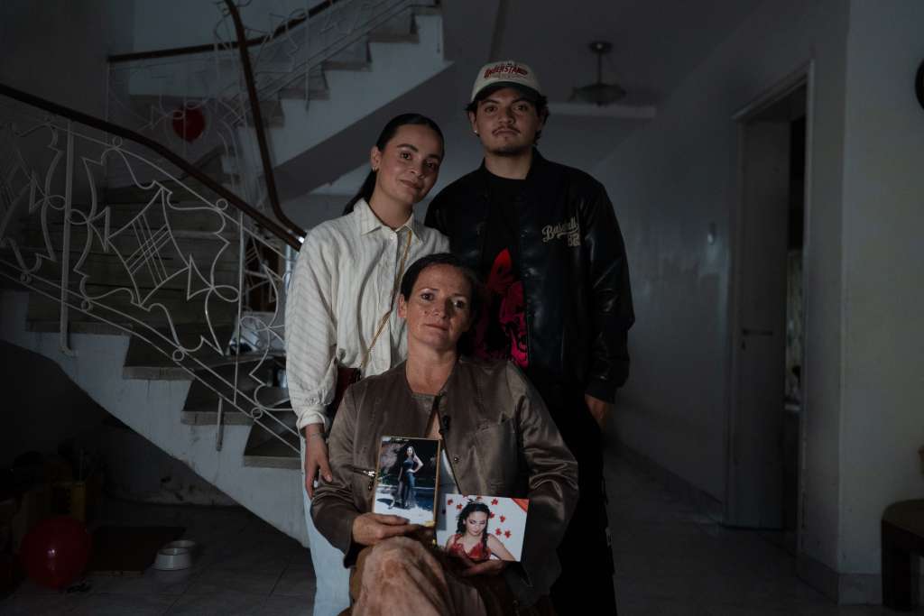 Gladys Cortés, junto a sus hijos, sosteniendo fotos de su hija Manuela Silva, privada de la libertad en México, hace año y medio.