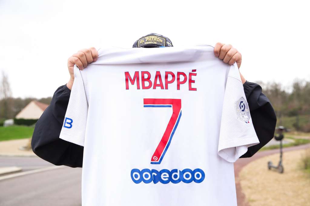 Poissy (France), 16/02/2024.- A fan poses with a Mbappe jersey near the PSG campus in Poissy, France, 16 February 2024. PSG striker Kylian Mbappe announced his departure at the end of the season. (Francia) EFE/EPA/TERESA SUAREZ