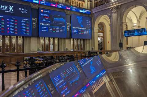 Mercados emergentes luchan contra el dólar por caída a mínimos de varios años