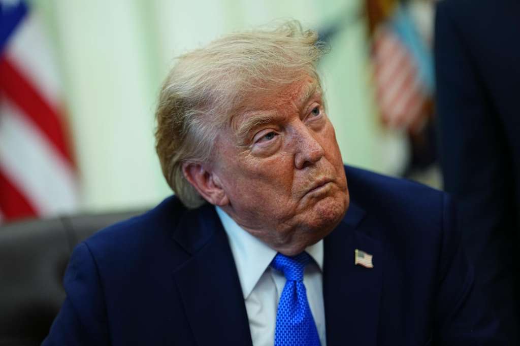 Washington (United States of America), 06/08/2026.- United States President Donald J. Trump attends an Executive Order signing event in the Oval Office of the White House in Washington, DC, USA, 06 August 2026. President Trump signed an Executive Order aiming to curtail birth tourism and birthright citizenship despite a Supreme Court opinion earlier this summer validating the 14th Amendment. (Estados Unidos) EFE/EPA/Aaron Schwartz / POOL