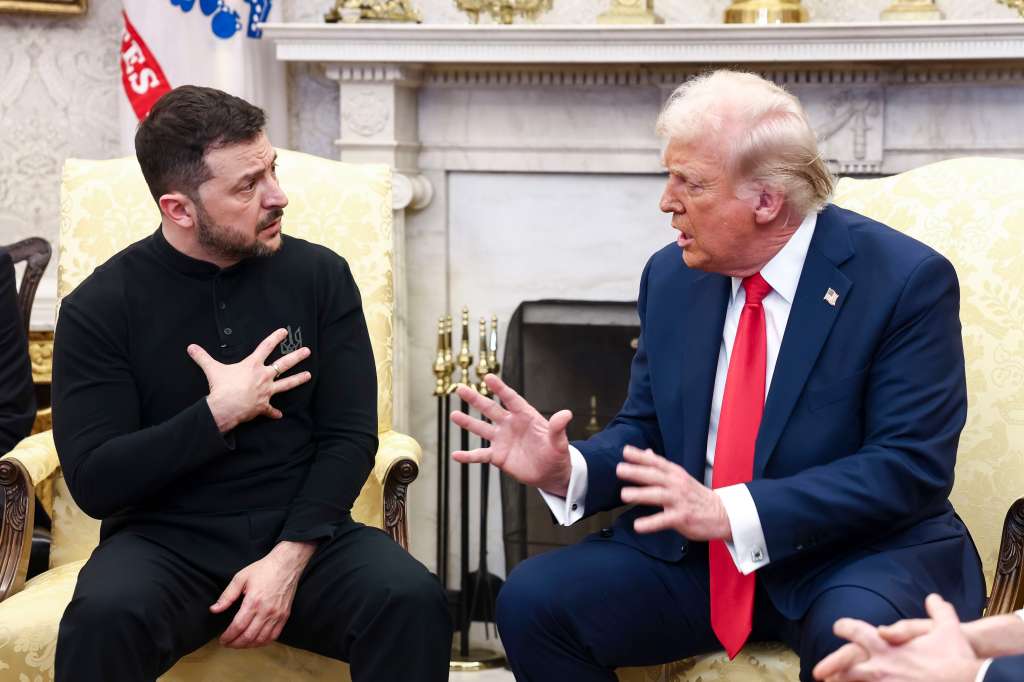 WASHINGTON (United States), 28/02/2025.- Ukrainian President Volodymyr Zelensky (L) talks with US President Donald Trump (R) in the Oval Office of the White House in Washington, DC, USA, 28 February 2025. Zelensky is in Washington to sign the framework of a deal, pushed by President Trump, to share Ukraines’s mineral wealth with the US. (Ucrania) EFE/EPA/JIM LO SCALZO / POOL