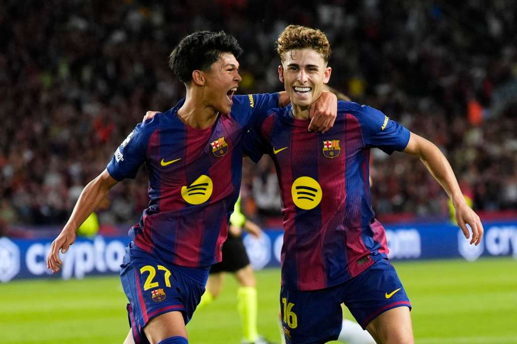 BARCELONA, 21/10/2025.- El centrocampista del Barcelona Fermín López (d) celebra con Dro Fernández tras anotar el segundo gol durante el partido de la jornada 3 de la Liga de Campeones entre el Barcelona y el Olympiacos, este martes en el Estadi Olímpic Lluís Companys. EFE/Siu Wu