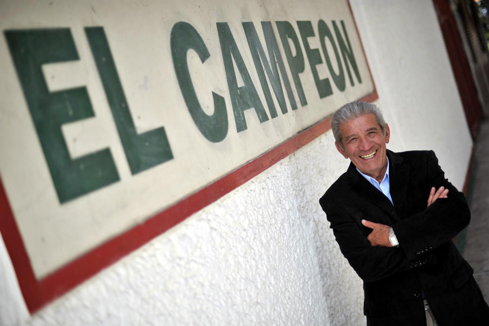 Roberto ‘Pajarito’ Buitrago, al frente de su restaurante ‘El Campeón’, en el sector de Corferias, en la ciudad de Bogotá. / Andrés Torres