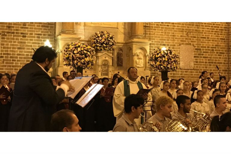 Coro pontifical de Medellín: oración hecha canto