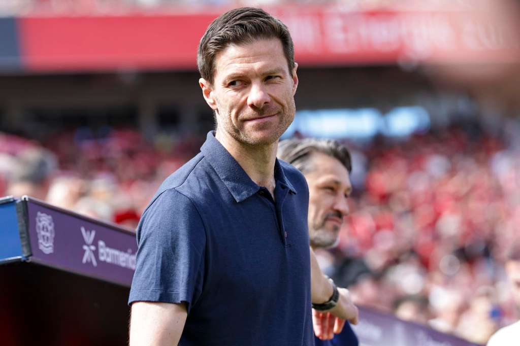 LEVERKUSEN (Germany), 11/05/2025.- Head coach Xabi Alonso of Leverkusen and head coach Niko Kovac of Dortmund react ahead the German Bundesliga soccer match between Bayer 04 Leverkusen and Borussia Dortmund in Leverkusen, Germany, 11 May 2025. (Alemania) EFE/EPA/CHRISTOPHER NEUNDORF CONDITIONS - ATTENTION: The DFL regulations prohibit any use of photographs as image sequences and/or quasi-video.