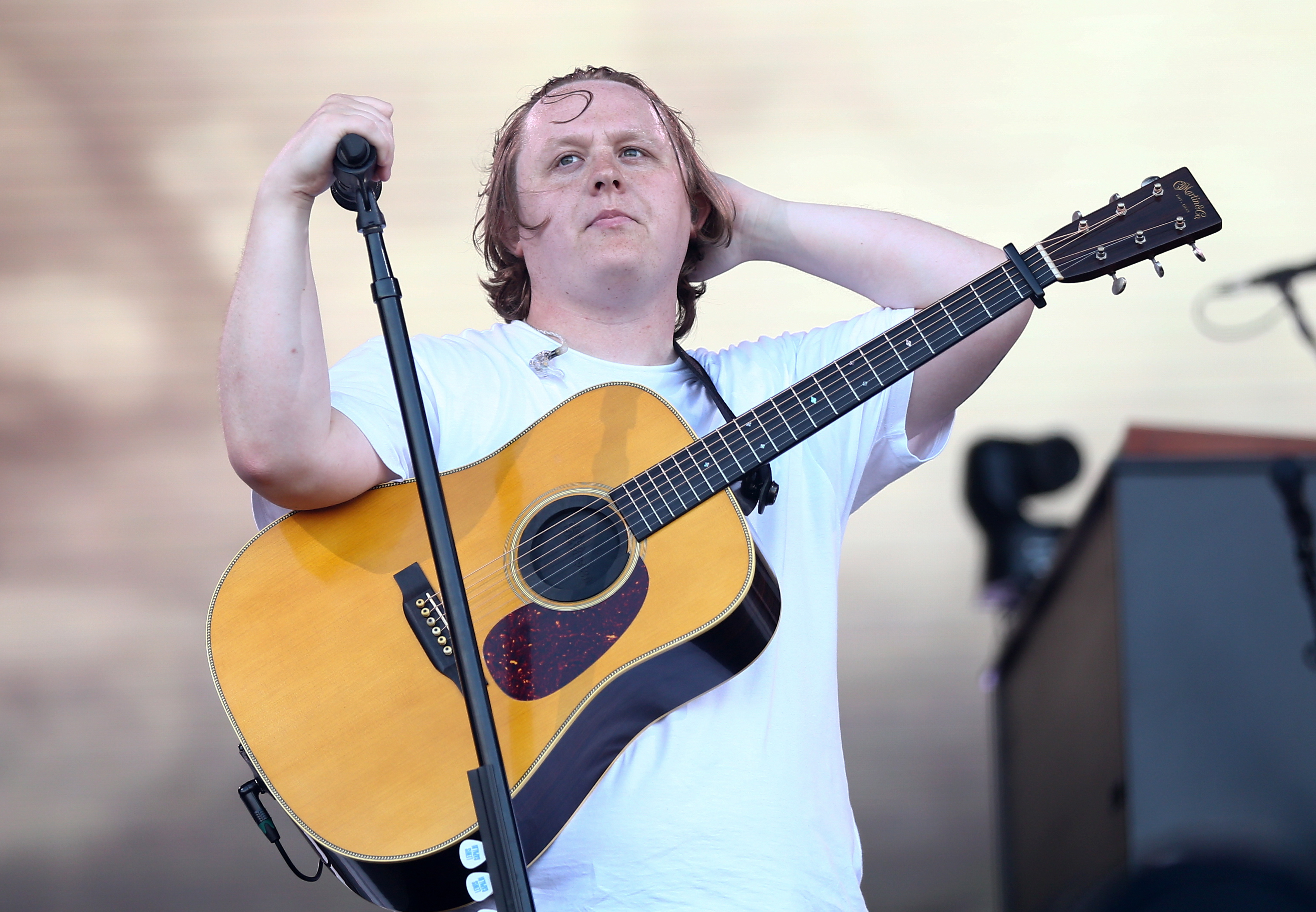 Pilton (United Kingdom), 24/06/2023.- Scottish singer-songwriter Lewis Capaldi performs on the Pyramid Stage at the Glastonbury Festival in Pilton, Britain, 24 June 2023. The Glastonbury Festival is a five-day festival of music, dance, theatre, comedy and performing arts running from 21 to 25 June 2023. (Reino Unido) EFE/EPA/ADAM VAUGHAN