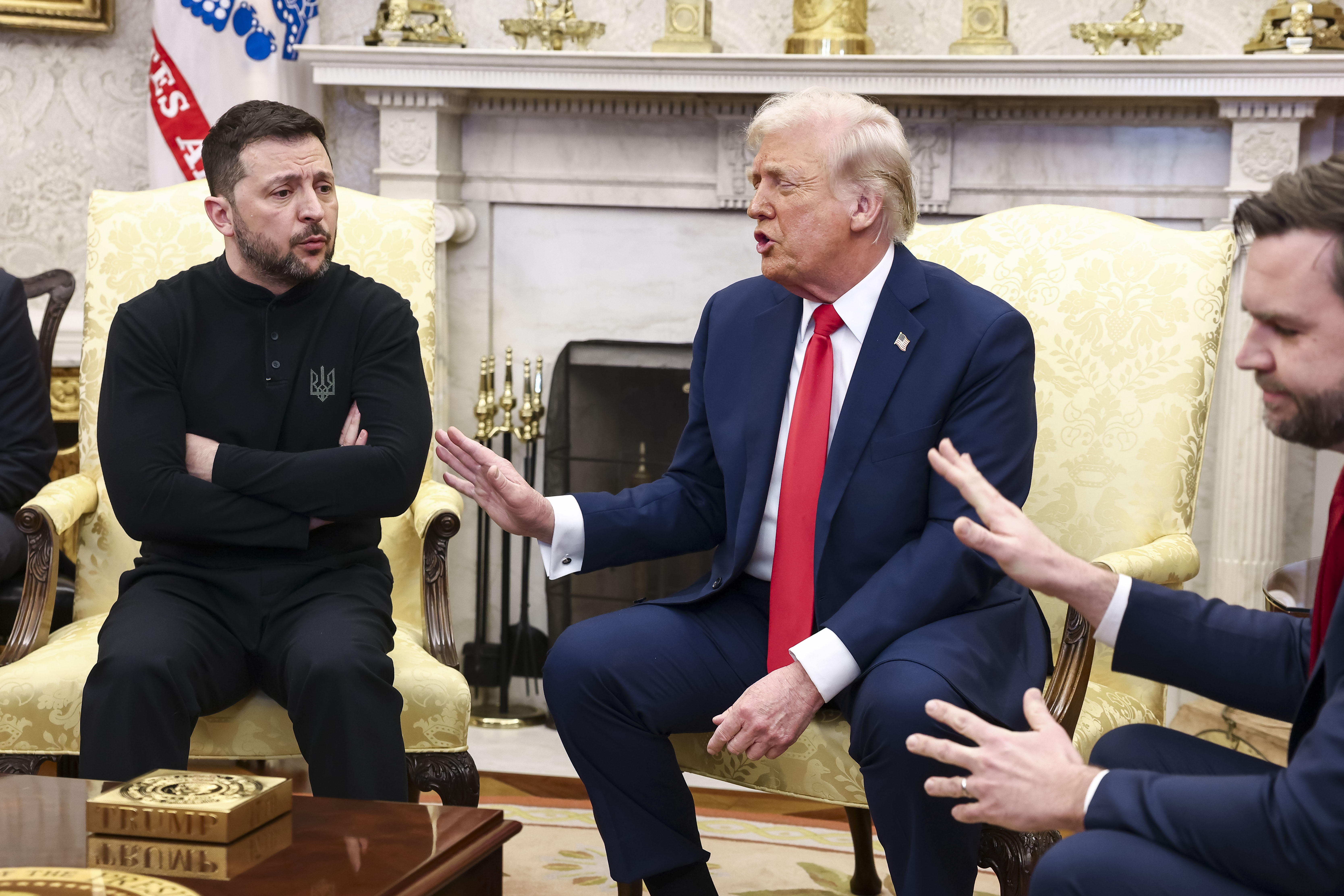 WASHINGTON (United States), 28/02/2025.- Ukrainian President Volodymyr Zelensky (L) talks with US President Donald Trump (C) and US Vice President JD Vance (R) in the Oval Office of the White House in Washington, DC, USA, 28 February 2025. Zelensky is in Washington to sign the framework of a deal, pushed by President Trump, to share Ukraines’s mineral wealth with the US. (Ucrania) EFE/EPA/JIM LO SCALZO / POOL