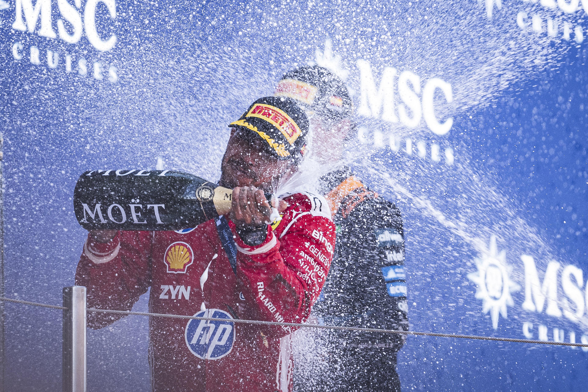 MONTMELÓ (BARCELONA) 14/06/2026.- El piloto inglés del equipo Ferrari Lewis Hamilton, celebra en el podio su victoria tras imponerse en el Gran Premio de Barcelona-Cataluña de Fórmula 1, este domingo. EFE/ Siu Wu