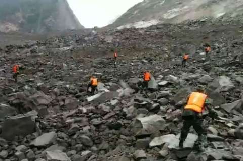 Unas 100 personas sepultadas por deslizamiento de terreno en China