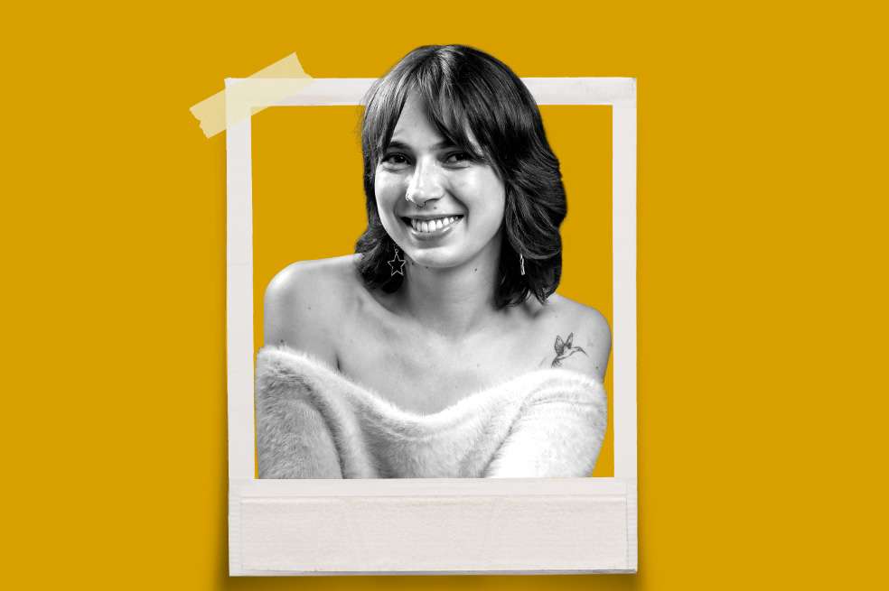 Sara Posada estudió producción musical y ha realizado varios cursos de locución y actuación.