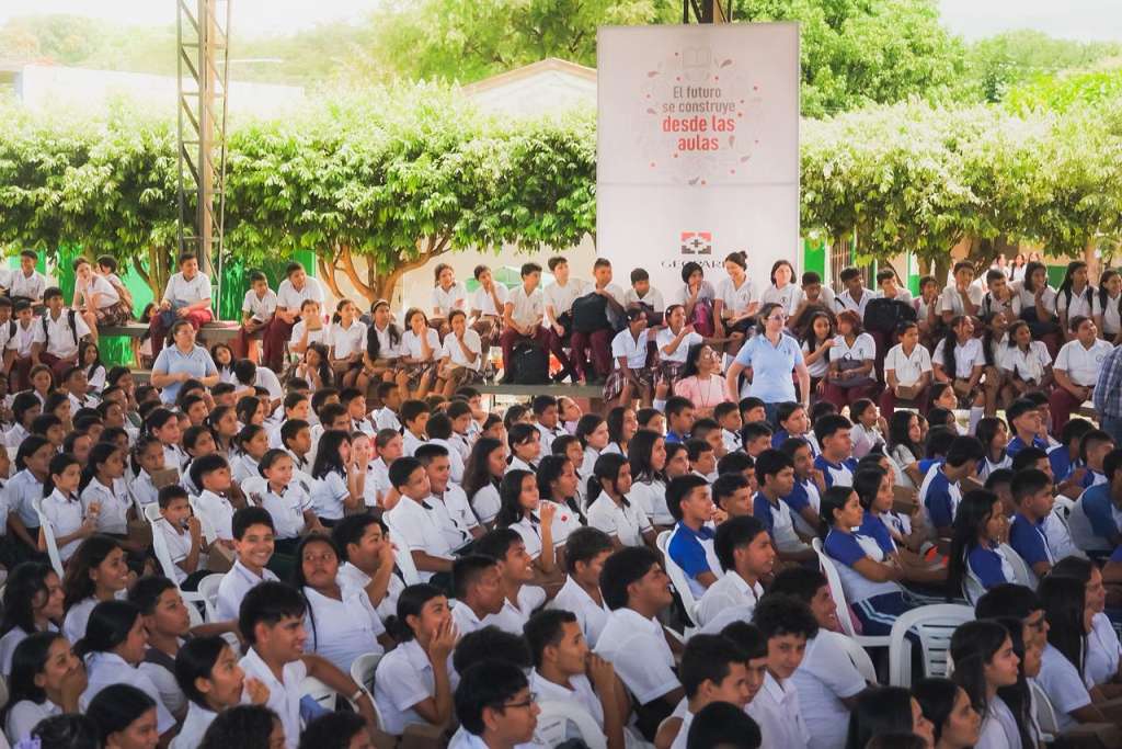 Entrega de mobiliario escolar y elementos deportivos y culturales en Hato Corozal, Casanare.
