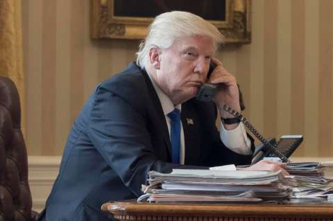 El hueco en los registros de Trump alimenta una oscura teoría: teléfono desechable