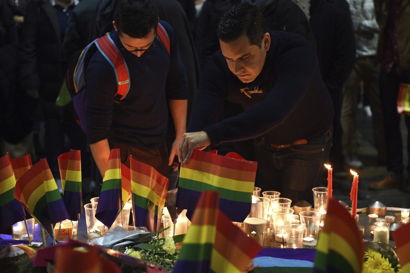 Varias personas participan en una vigilia en recuerdo a las víctimas de la matanza en una discoteca gay de Orlando, en la plaza Taylor, en Sídney.  /EFE