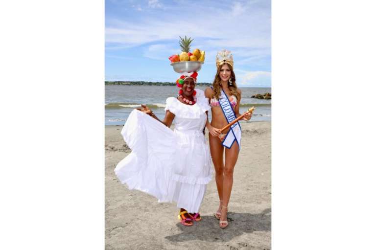 Siguiendo la tradición de todos los años, la nueva Señorita Colombia, Sofía Osío lució su figura en un traje de baño acompañada de la banda y la corona.
