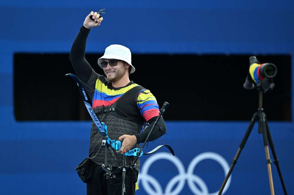 El arquero colombiano Santiago Arcila clasificó a los octavos de final del tiro con arco individual masculino.