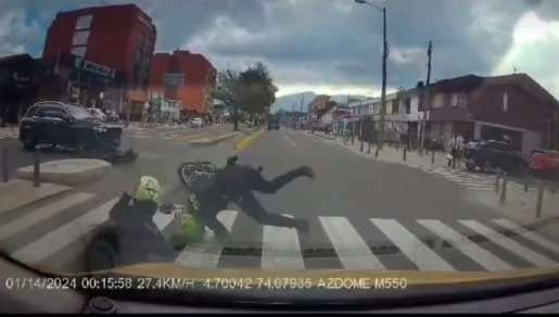Después de pasarse un semáforo en rojo, dos uniformados fueron fuertemente golpeados por otro vehículo.