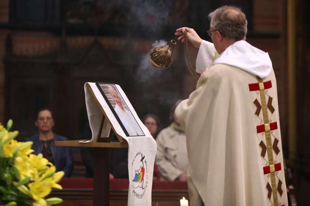 Delft (Netherlands), 22/04/2025.- Father Richard Steenvoorde performs a ritual in front of a portrait of the pope during a requiem, a Catholic mass for the late Pope Francis, in Delft, the Netherlands, 22 April 2025. Pope Francis died on Easter Monday, 21 April 2025 at the age of 88, at his residence, Saint Martha's House in Vatican City. Born Jorge Mario Bergoglio in Buenos Aires, Argentina, on 17 December 1936, he was appointed leader of the Catholic Church on 13 March 2013, succeeding Pontiff Emeritus Benedict XVI. (Papa, Países Bajos; Holanda) EFE/EPA/RAMON MANGOLD
