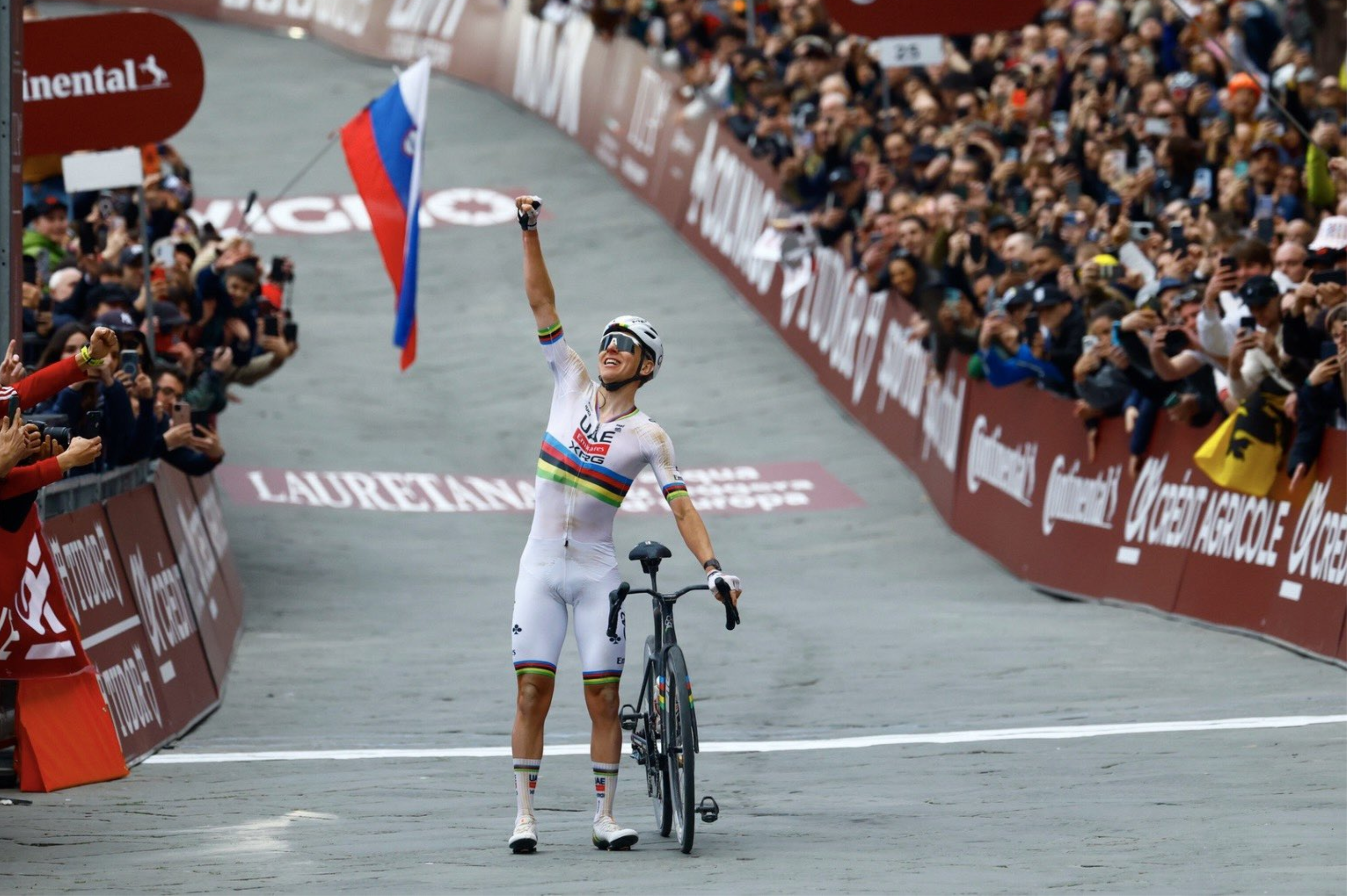 Tadej Pogacar celebra en la meta de la Strade Bianche.