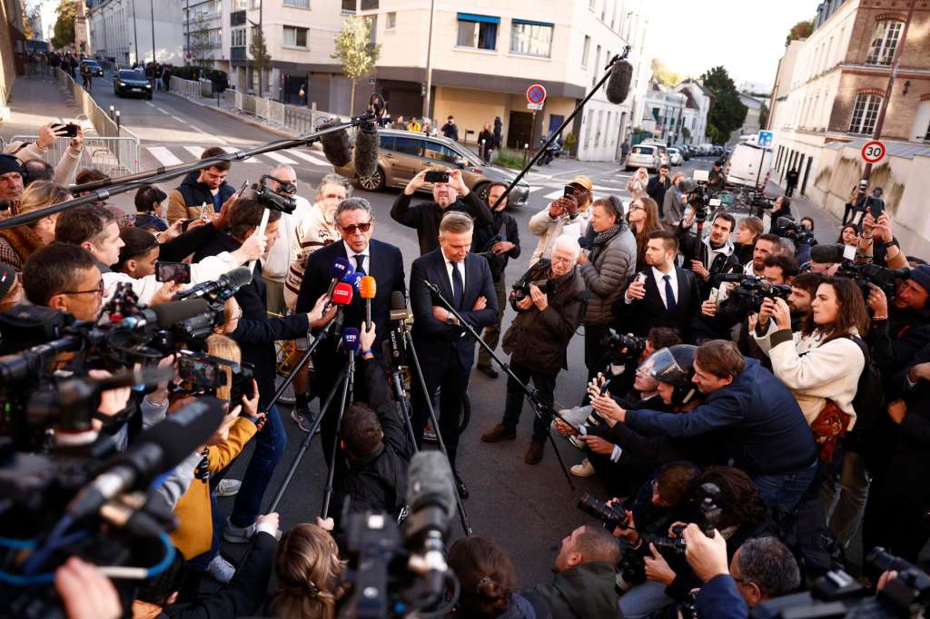 Paris (France), 21/10/2025.- Former French President Nicolas Sarkozy's lawyers Jean-Michel Darrois (C-L) and Christophe Ingrain (C-R) address the media in front of La Sante Prison in Paris, France, 21 October 2025. Sarkozy is to be jailed on 21 October after he was sentenced to five years in prison for receiving funds for the 2007 presidential campaign from the regime of late Libyan leader Muammar Gaddafi. (Francia, Libia) EFE/EPA/YOAN VALAT
