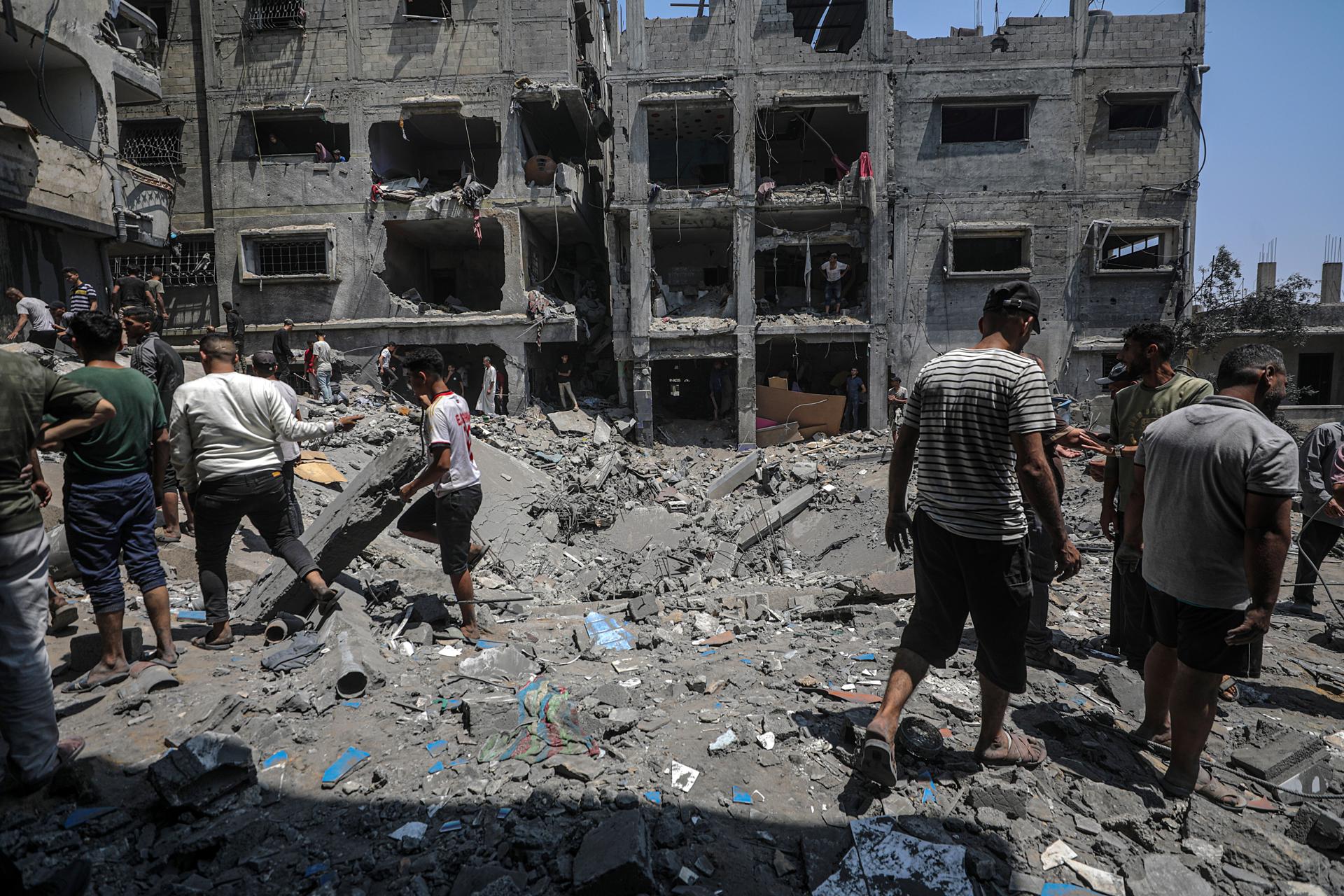 GAZA CITY (---), 07/06/2025.- Palestinians search for bodies and survivors among the rubble of a destroyed house following an Israeli airstrike on Al Sabra neighborhood in Gaza City, the Gaza Strip, 07 June 2025. According to the Palestinian Civil Defense in Gaza, at least 15 people were killed and several others were injured after the strike. More than 54,600 Palestinians have been killed in the Gaza Strip, according to the Palestinian Ministry of Health, since Israel launched a military campaign in the strip in response to a cross-border attack led by the Palestinian militant group Hamas on 07 October 2023, in which about 1,200 Israelis were killed and more than 250 taken hostage. EFE/EPA/MOHAMMED SABER