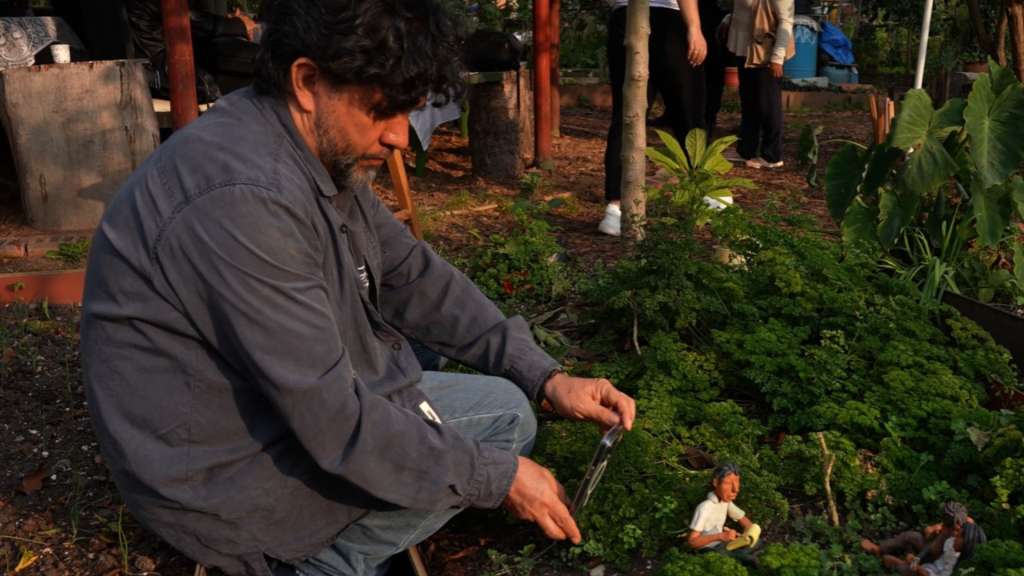 Con personajes hechos con plastilina, Edgar cuestionó la necesidad de más zonas públicas verdes.