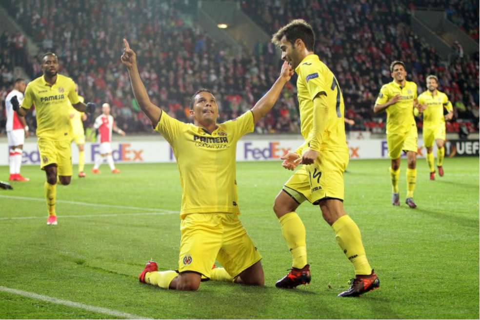 El delantero colombiano Carlos Bacca festeja el tanto que anotó este jueves con Villarreal en la Europa League, en el Eden Arena. / AFP