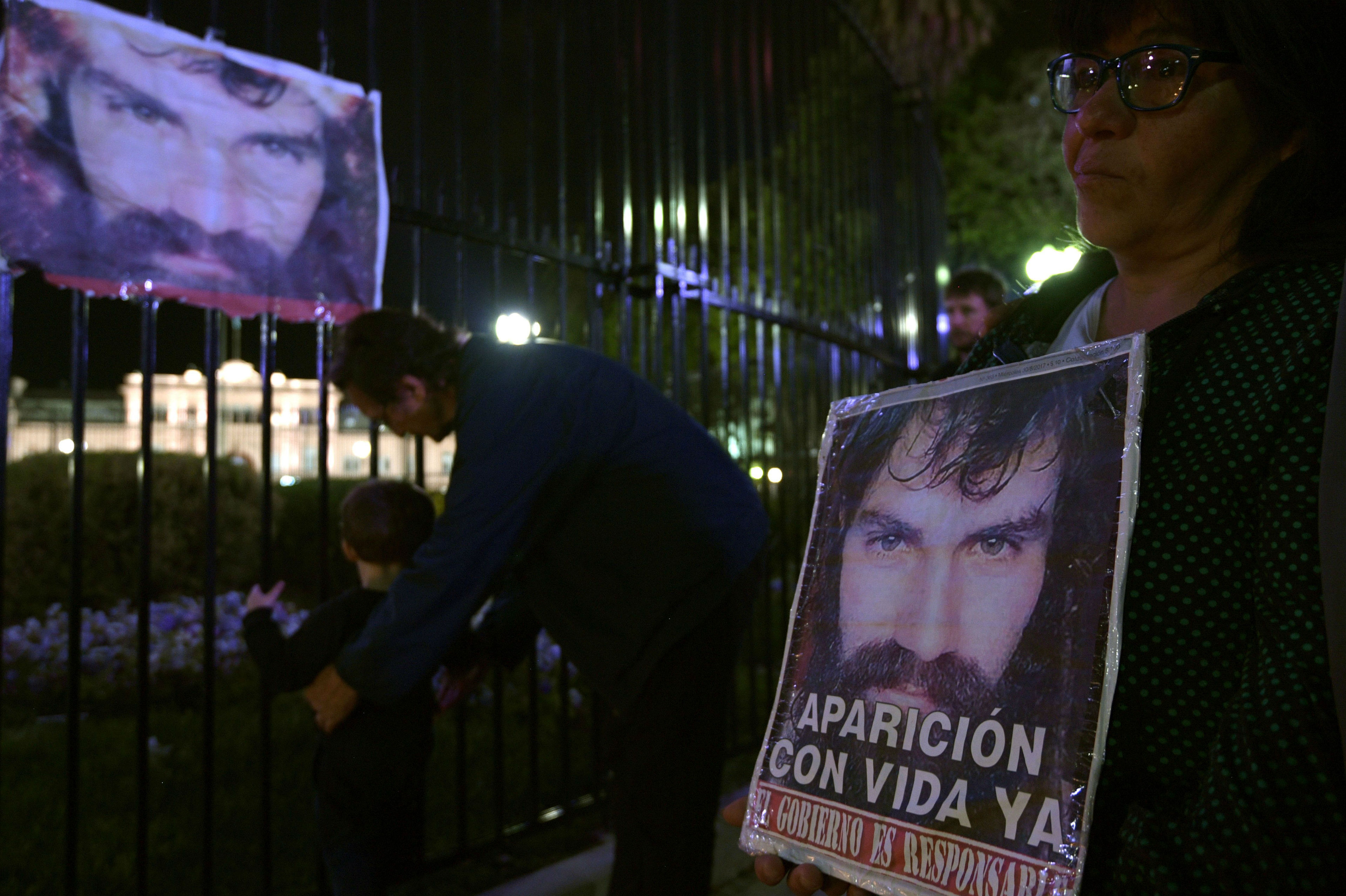 Santiago Maldonado fue visto con vida por última vez el pasado 1 de agosto y tanto su familia como organismos humanitarios y gran parte de la sociedad civil atribuyen a la Gendarmería la responsabilidad de su muerte. / AFP
