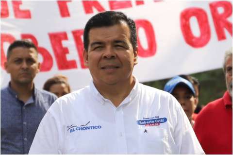 "Cali escogerá entre la corrupción que representa Ospina o la decencia": Roberto Ortiz