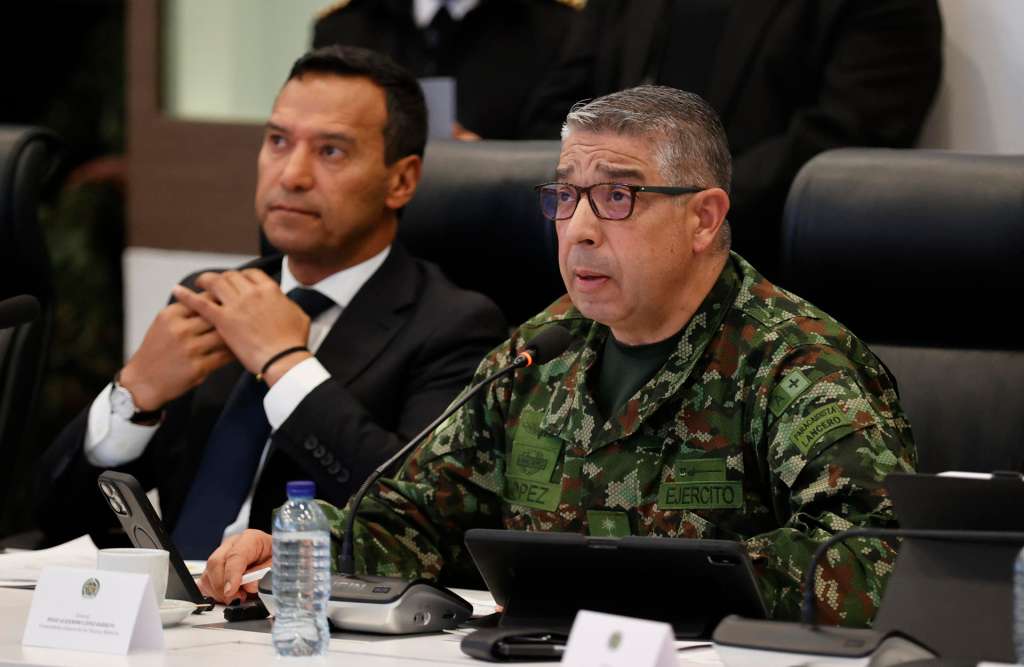 AME1618. BOGOTÁ (COLOMBIA), 16/06/2026.- El comandante general de las Fuerzas Militares de Colombia, Hugo López Barreto (d), habla junto al ministro de Defensa de Colombia, Pedro Sánchez, durante la activación del Puesto de Mando Unificado (PMU) para garantizar la seguridad, control y transparencia de la segunda vuelta presidencial, este martes, en Bogotá (Colombia). EFE/Mauricio Dueñas Castañeda
