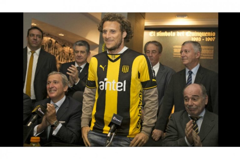 Forlán, en proceso de adaptación al "muy diferente" fútbol uruguayo