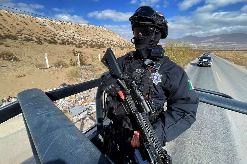 MEX2375. CIUDAD JUÁREZ (MÉXICO), 07/02/2025.- Un integrante de la policía estatal durante un operativo este jueves, en la frontera en Ciudad Juárez (México). Las autoridades mexicanas y estadounidenses continúan este viernes con los "operativos espejo" en la frontera con el objetivo de mantener la seguridad en la región, evitar el cruce irregular de migrantes y detectar posibles estructuras clandestinas como el túnel recientemente descubierto. EFE/ Luis Torres