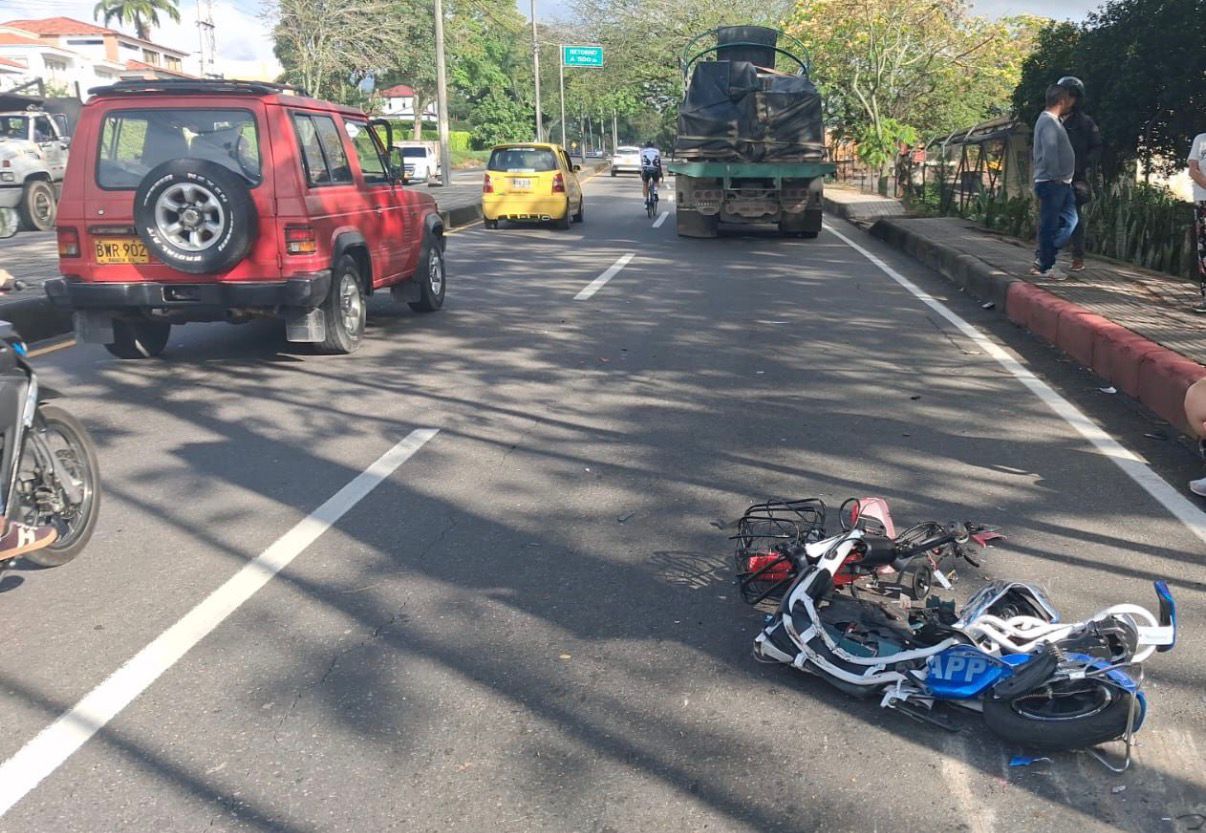 La fuerza del impacto dejó la bicicleta reducida a chatarra. Una mujer y un menor de edad resultaron heridos y fueron atendidos por organismos de emergencia.