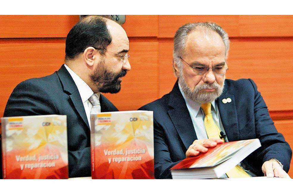 El secretario ejecutivo de la Comisión Interamericana de Derechos Humanos (CIDH), Emilio Álvarez Icaza (izq.), y el comisionado José de Jesús Orozco presentaron el pasado jueves en Bogotá el informe anual de la organización sobre Colombia llamado “Verdad, Justicia y Reparación”. / EFE