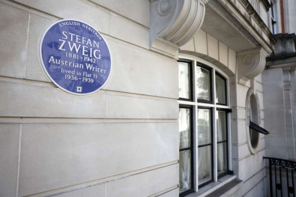 Una placa azul de English Heritage en honor al escritor austriaco Stefan Zweig se exhibe en la fachada de un apartamento en la calle Hallam, en el centro de Londres, el 3 de agosto de 2026.