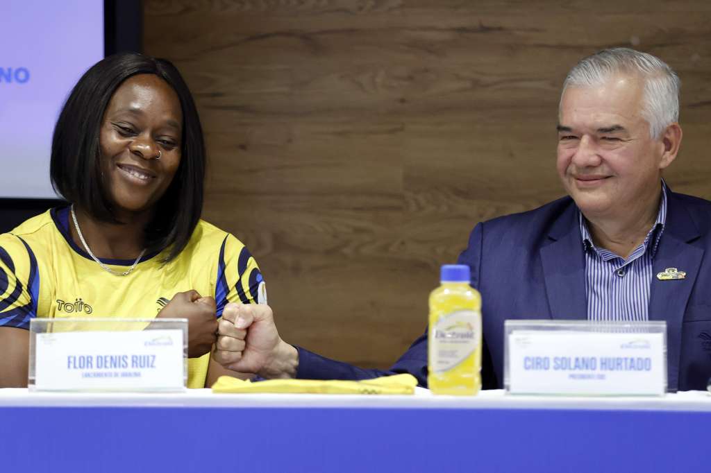 AME3057. BOGOTÁ (COLOMBIA), 18/07/2024.- La lanzadora de jabalina colombiana, Flor Denis Ruiz y el presidente del Comité Olímpico Colombiano, Ciro Solano, participan en una rueda de prensa, este jueves, en Bogotá (Colombia). Solano Hurtado afirmó este jueves que espera que su país gane al menos 10 medallas en París 2024, evento en el que la delegación está compuesta por 89 competidores. EFE/ Mauricio Dueñas Castañeda