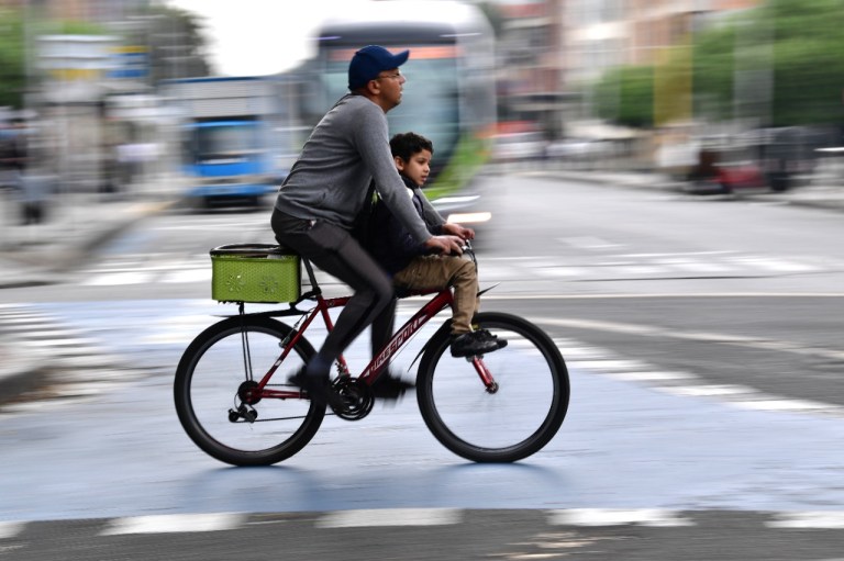 Ciclista en la vía durante el Día sin Carro.