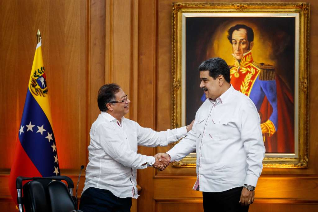 AME3528. CARACAS (VENEZUELA), 1/11/2024.- Fotografía de archivo del 1 de noviembre de 2022 de los presidentes de Venezuela y Colombia, Nicolás Maduro y Gustavo Petro, durante su primer encuentro en Caracas (Venezuela). La amistad, la moderación y las críticas ha sido la tónica general que ha marcado el vínculo entre los presidentes de Venezuela y Colombia, Nicolás Maduro y Gustavo Petro, respectivamente, cuando se cumplen dos años de su primera reunión oficial, tras la reanudación de las relaciones diplomáticas, que llegó con el cambio de Gobierno en el país. EFE/ Miguel Gutiérrez/ARCHIVO