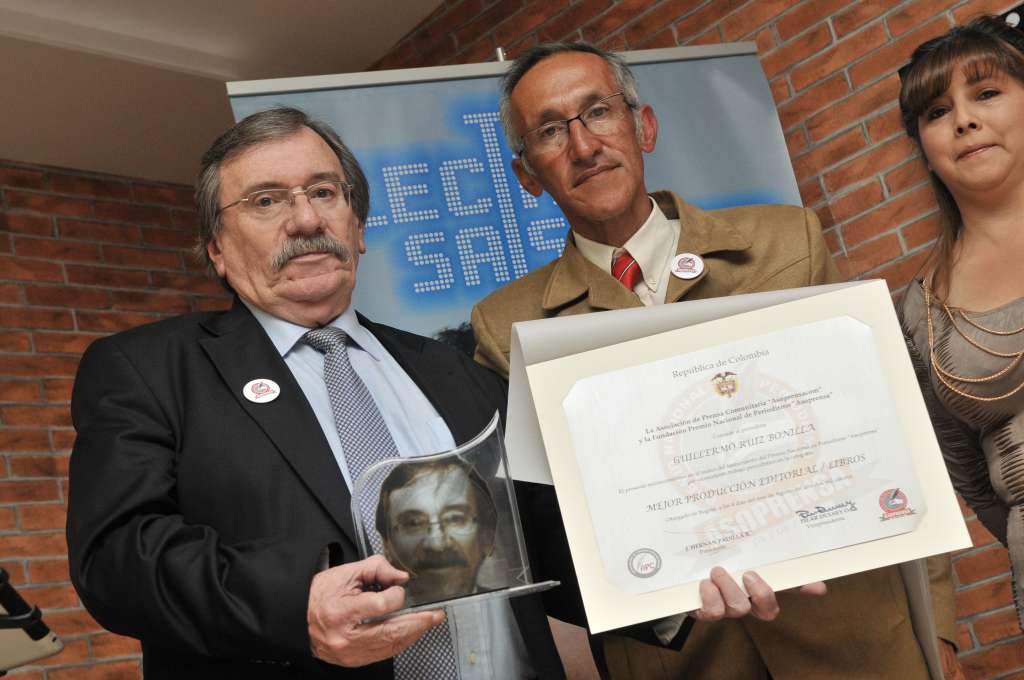 Historiador, recibe el galardón a mejor Producción Editorial / Libros del premio Asoprensa 2014 (saco negro).