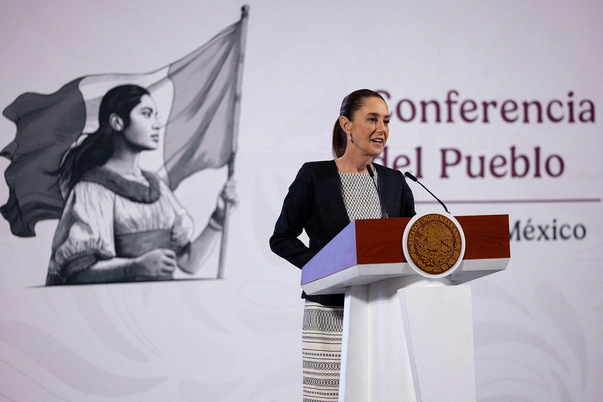 MEX1007. CIUDAD DE MÉXICO (MÉXICO), 25/04/2025.- Fotografía cedida este viernes por la presidencia de México de la mandataria mexicana, Claudia Sheinbaum, hablando en una rueda de prensa en Palacio Nacional de la Ciudad de México (México). Sheinbaum prometió "corregir" la iniciativa de ley que permitiría el "bloqueo temporal a una plataforma digital", tras las acusaciones de censura de la oposición y llamados de organismos internacionales como la ONU. EFE/ Presidencia de México /SOLO USO EDITORIAL/NO VENTAS/SOLO DISPONIBLE PARA ILUSTRAR LA NOTICIA QUE ACOMPAÑA (CRÉDITO OBLIGATORIO)