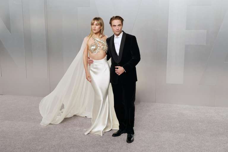 Los Angeles (United States), 16/03/2026.- Suki Waterhouse (L) and Robert Pattinson arrive at the 2026 Vanity Fair Oscar Party following the 98th annual Academy Awards ceremony at LACMA in Los Angeles, California, USA, 15 March 2026. The Oscars honor outstanding individual and collective achievements in filmmaking across 24 categories. EFE/EPA/NINA PROMMER