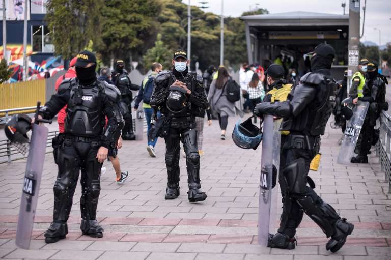 Uniformados del Esmad y la Policía custodian varias estaciones y portales de Transmilenio.