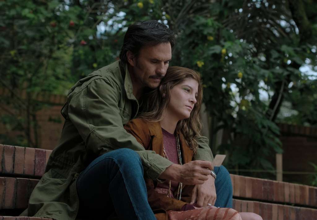 En la novela, la historia de Agustina y Aguilar se entrelaza constantemente con la de otros miembros y allegados de la familia Londoño.