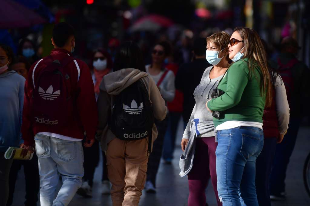 Ambiente en el centro de Bogotá después del levantamiento de la medida de uso obligatorio de tapabocas.