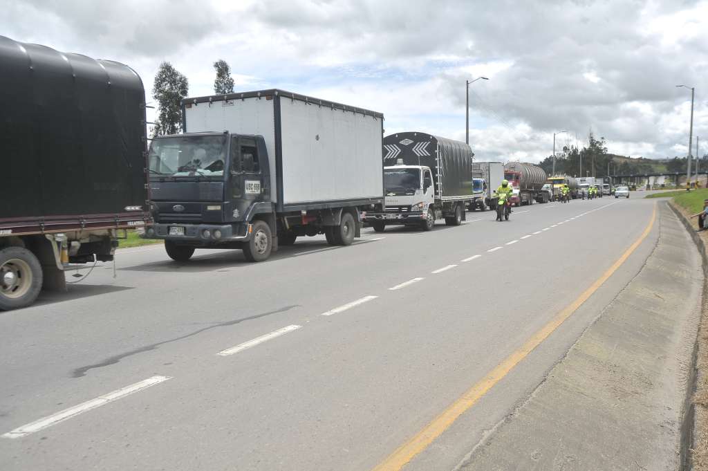Vigilancia por parte de la fuerza pública en la vía Bogotá-Briceño, para garantizar la movilidad durante el paro camionero.