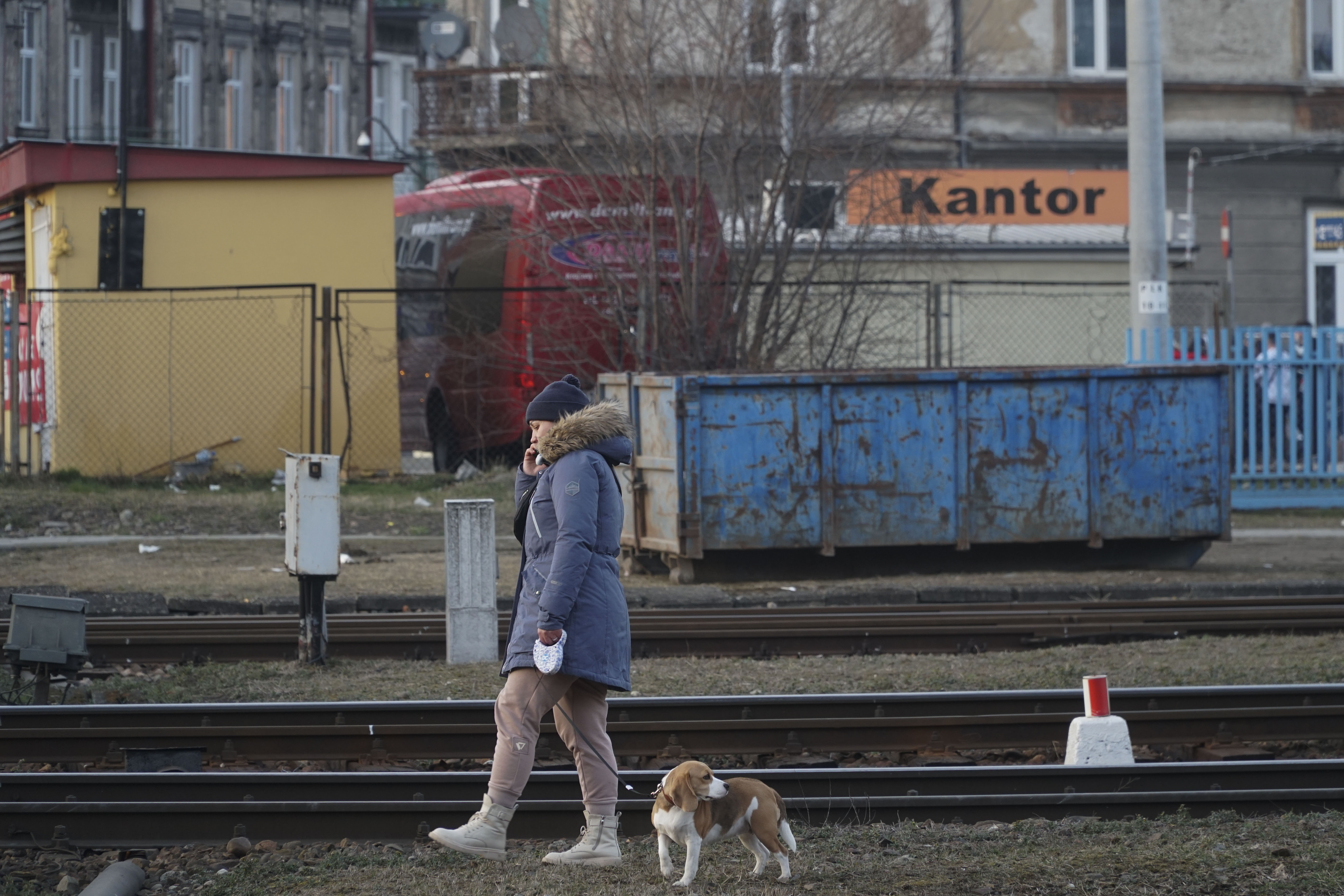 VARSOVIA, 20/03/2022.- Una mujer pasea a su mascota en Varsovia (Polonia). La gran mayoría de familias ucranianas llegan a Polonia tirando de la correa de un perro o aguantando el trasportín de un gato, lo que ha llevado a los vecinos polacos a donar pienso, juguetes, correas y arneses para las mascotas, mientras las ONG tratan de rescatar a los animales atrapados en los zoológicos. EFE/Imane Rachdi