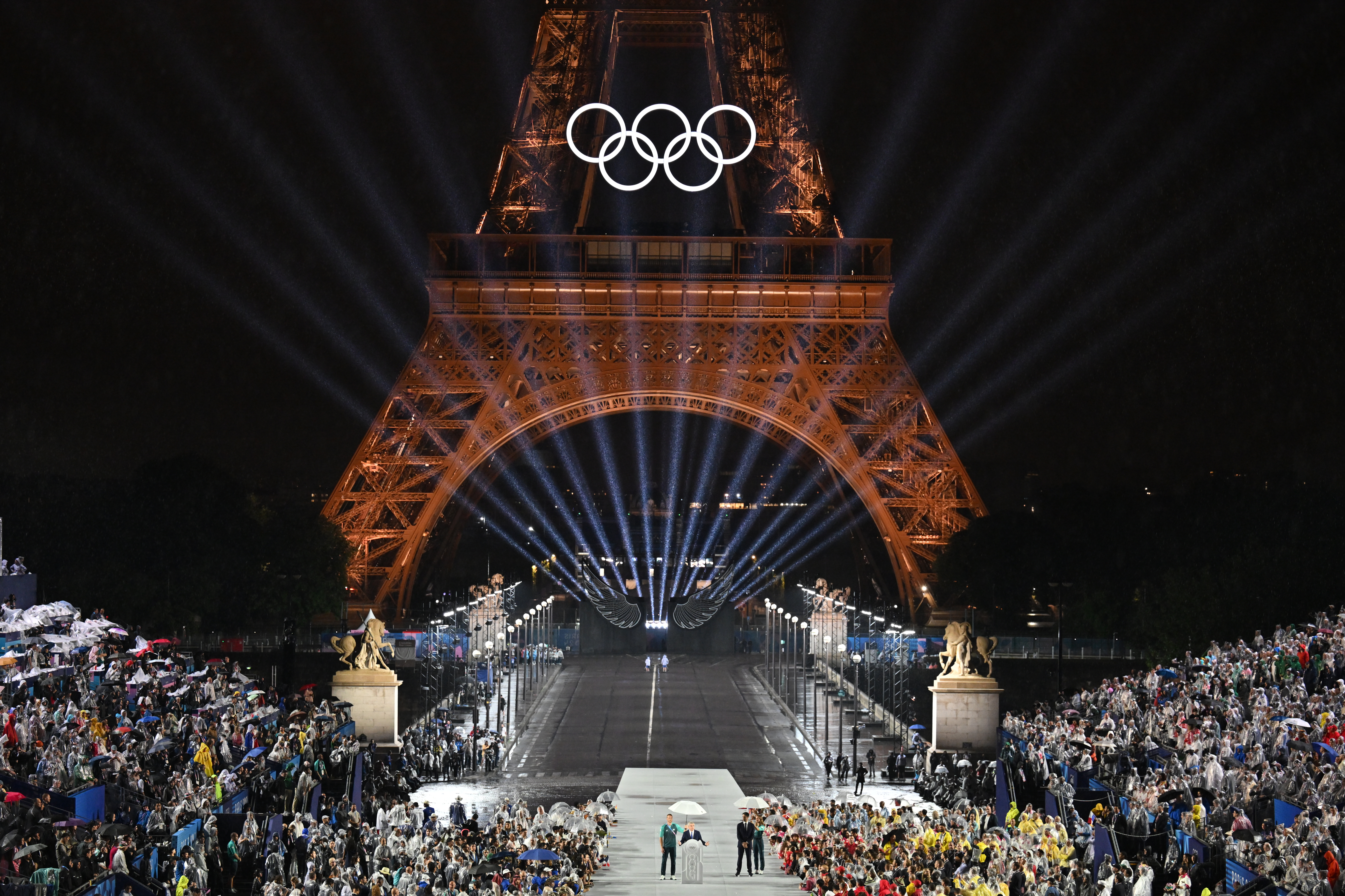 PARÍS (FRANCIA), 26/07/2024.- Vista de los aros olímpicos en la Torre Eiffel durante el discurso del presidente del COI, Thomas Bach, durante la ceremonia de inauguración de los Juegos Olímpicos de París 2024, este viernes en la capital francesa. EFE/Joel Marklund POOL